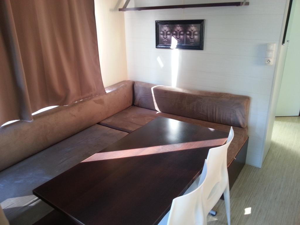 Camping Paradis Bellerive Montfrin Cameră foto